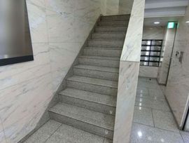 渡辺商事赤坂ビル(旧:NIKKEN赤坂ビル) 階段