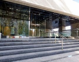 尚友会館 エントランス　写真