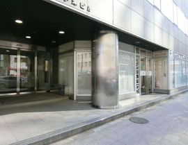 日幸小津ビル エントランス