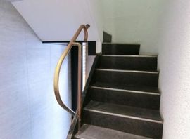 レオ八重洲ビル 階段　画像