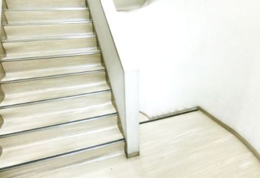 麹町鶴屋八幡ビル 階段　写真