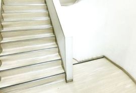麹町鶴屋八幡ビル 階段　写真
