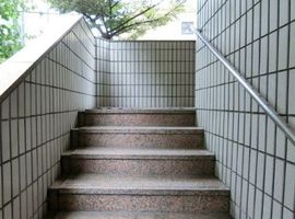 紀尾井町鶴屋ビル 階段　写真