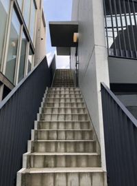 神宮前・原宿KAMOSU BLDG 階段　写真