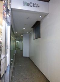 M&Cビル エントランス　写真