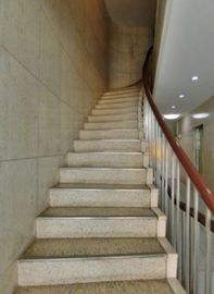 方圓ビル 階段　写真