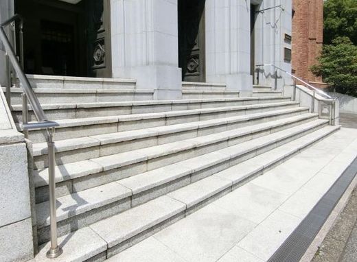 市政会館 階段　写真