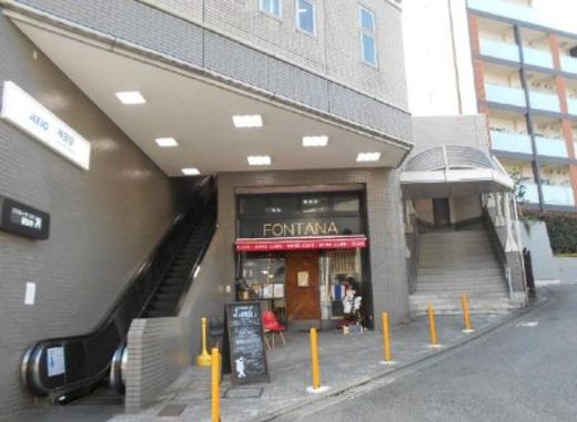 神泉駅ビル エントランス　写真