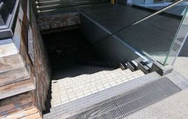 モードコスモスビル 階段　写真