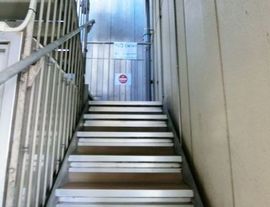 玉久ビル 階段