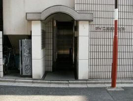 ダイニ猿楽町ビル エントランス