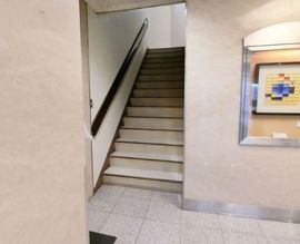 岩月ビル 階段　写真