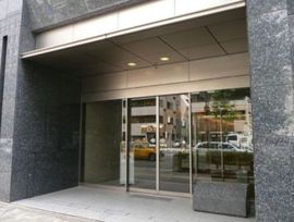 住友商事美土代ビル エントランス　写真
