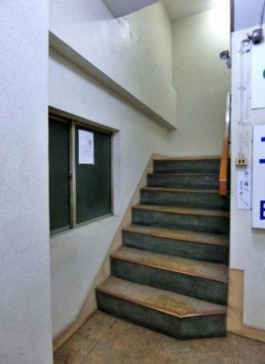 八木下ビル 階段　写真