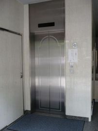オプティクスビル エレベーター