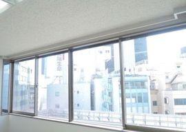 宮益坂伊藤ビル 窓