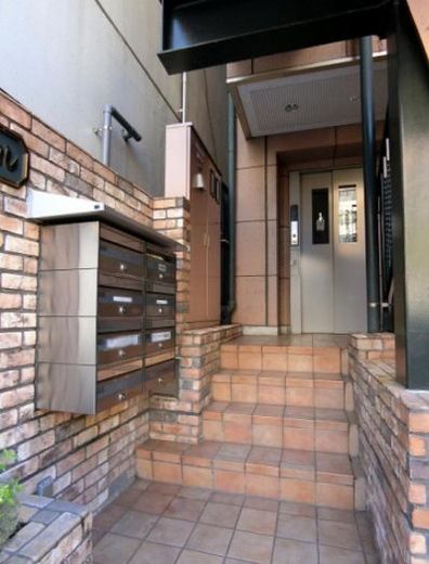 シャンブル戸張ビル エントランス