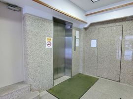 山崎ビル エレベーターホール　写真