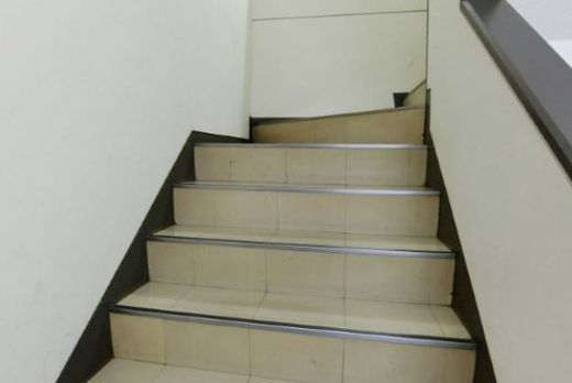 新宿嘉泉ビル 階段　写真