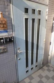 発明学会ビル 出入り口