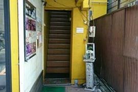 黄色いビル 階段