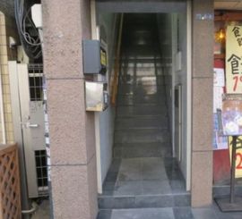 アイアイビル 階段