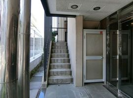 信濃町SANMOビル 階段