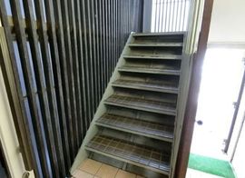 甲山ビル 階段