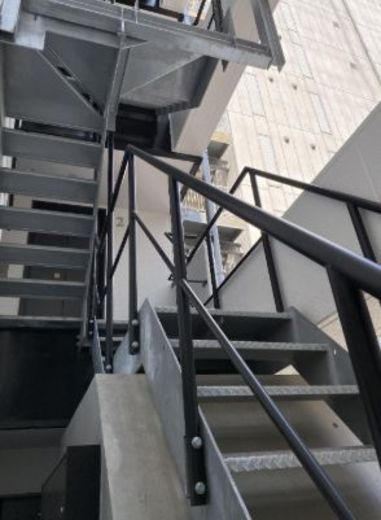 ACN築地2丁目ビル 階段　写真