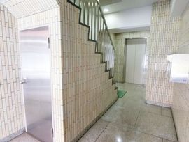財津ビル 階段