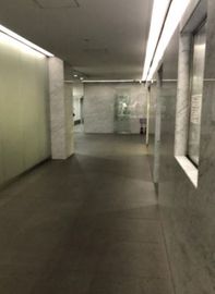 小田急西新宿ビル エントランスホール　写真