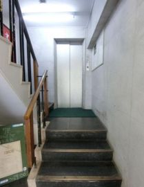 西山興業西新橋ビル(旧:富士アネックスビル) 階段