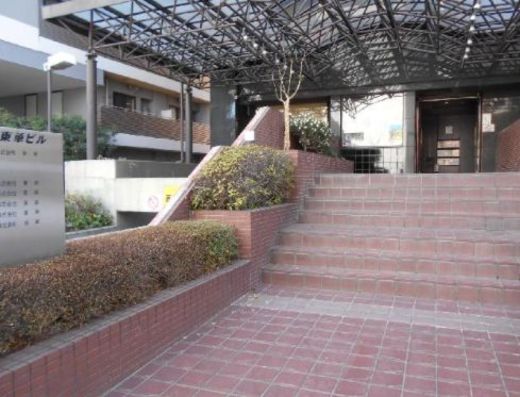 東単ビル アプローチ　写真