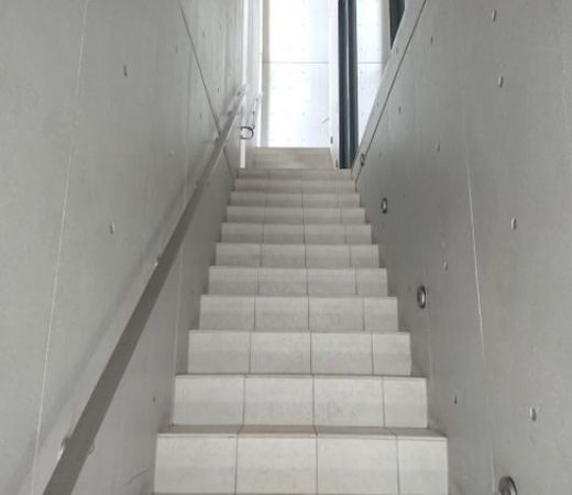 TINYシロカネダイビル 階段